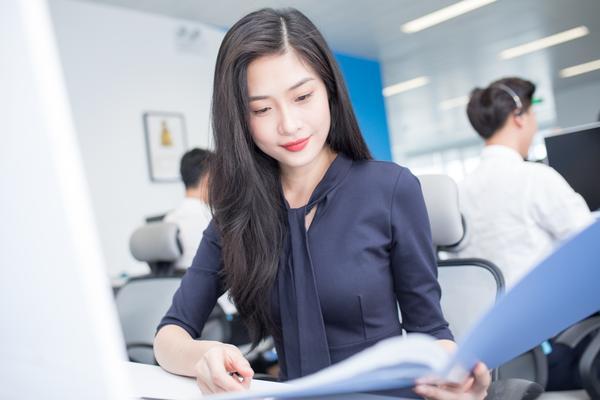 如何通过优化办公桌布置效果图提升企业贷款与项目融资的成功率 图1