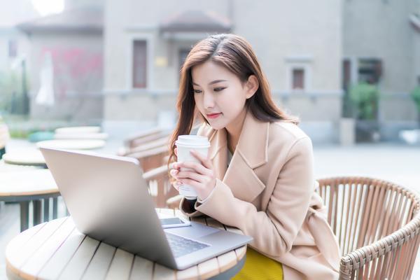 安康女孩：美丽经济与投资价值的深度解析 图1