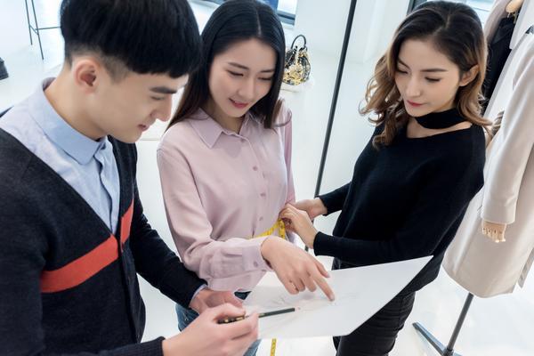 伦敦高端品牌服装设计案例:奢华与优雅的完美结合 图2